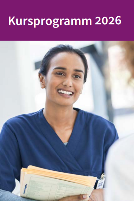 Eine lächelende Pflegekraft in blauer Funktionskleidung und Text Kursporgramm 2026 auf lilafarbigem Grund der Albertinen Akademie in Hamburg-Schnelsen Eine lächelende Pflegekraft in blauer Funktionskleidung und Text Kursporgramm 2026 auf lilafarbigem Grund der Albertinen Akademie in Hamburg-Schnelsen
