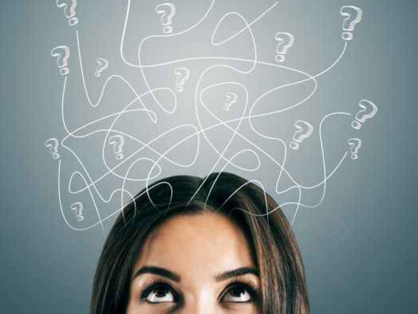 Portaitfoto einer Frau mit einer stilisierten Gedankenwolke Portaitfoto einer Frau mit einer stilisierten Gedankenwolke