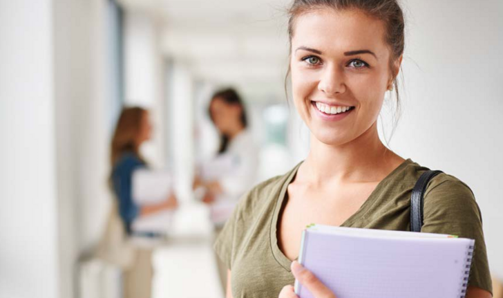 Eine Teilnehmerin blickt auf einem Gang mit weiteren Menschen mit einem Laptop in der Hand lächelnd in die Kamera als Titelmotiv zum Kursprogramm 2027 mit Seminaren, Fort- und Weiterbildungen für das Gesundheitswesen der Albertinen Akademie in Hamburg-Schnelsen. Eine Teilnehmerin blickt auf einem Gang mit weiteren Menschen mit einem Laptop in der Hand lächelnd in die Kamera als Titelmotiv zum Kursprogramm 2027 mit Seminaren, Fort- und Weiterbildungen für das Gesundheitswesen der Albertinen Akademie in Hamburg-Schnelsen.