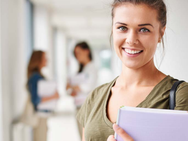 Eine Teilnehmerin blickt auf einem Gang mit weiteren Menschen mit einem Laptop in der Hand lächelnd in die Kamera als Titelmotiv zum Kursprogramm 2027 mit Seminaren, Fort- und Weiterbildungen für das Gesundheitswesen der Albertinen Akademie in Hamburg-Schnelsen. Eine Teilnehmerin blickt auf einem Gang mit weiteren Menschen mit einem Laptop in der Hand lächelnd in die Kamera als Titelmotiv zum Kursprogramm 2027 mit Seminaren, Fort- und Weiterbildungen für das Gesundheitswesen der Albertinen Akademie in Hamburg-Schnelsen.
